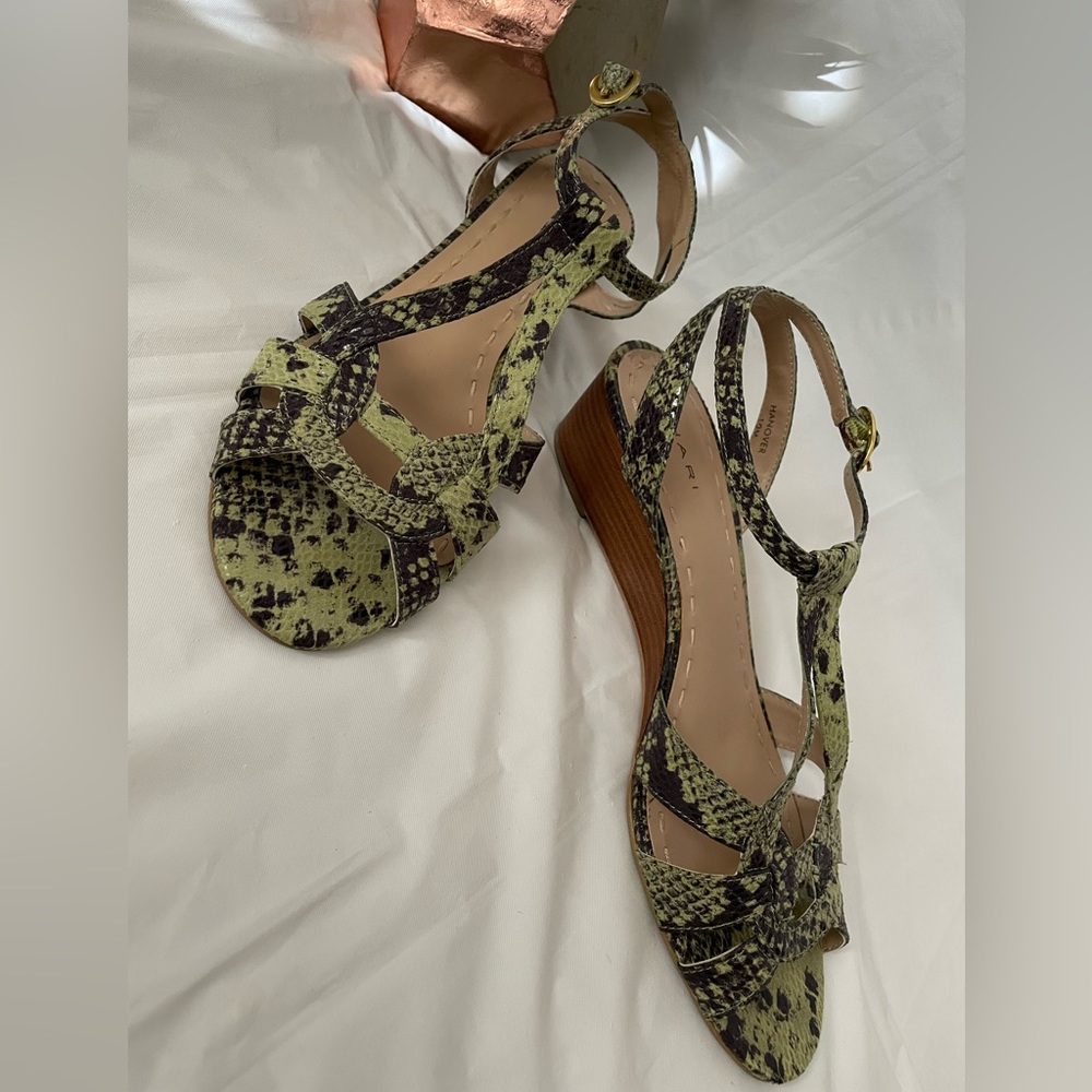 HANOVER TAHARI Snake Print Wedge Sandal